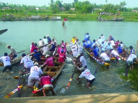 Des évènements populaires comme les courses de bateau sont des opportunités de sensibiliser un large public.