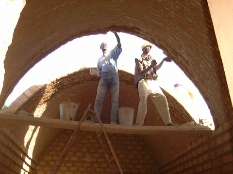 Building modified nubian vaults from both ends of a room