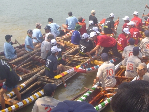 DW Crowds at boat races hear Typhoon prevention message