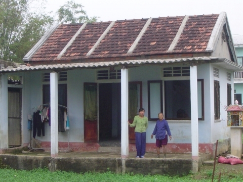 Family with its strengthened house in Thua Thien Hué province